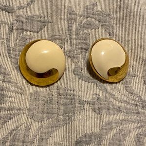 VINTAGE gold tone and beige enamel 80s earrings